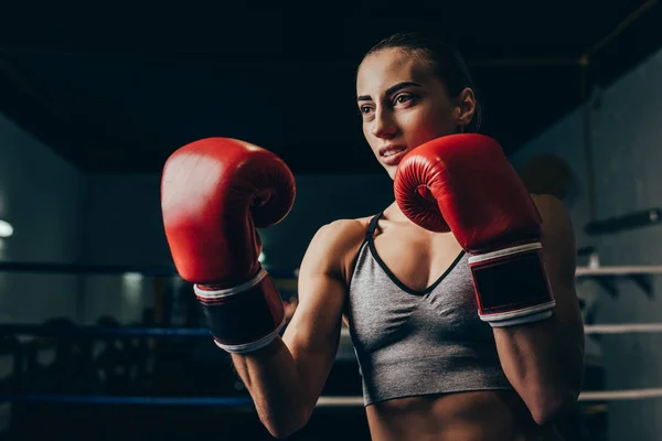 Jovem boxeador feminino — Fotografia de Stock