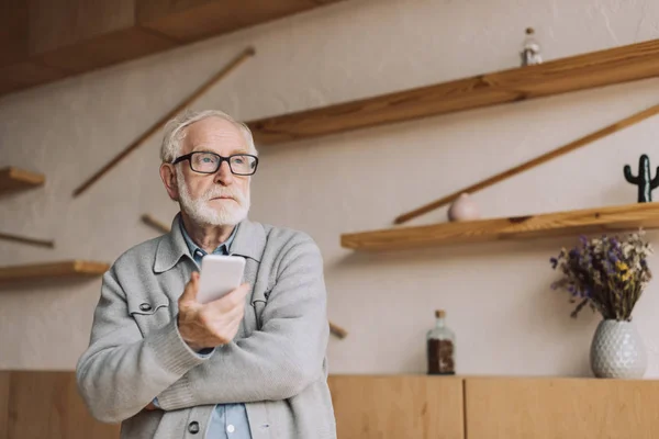 Uomo anziano con smartphone — Foto stock