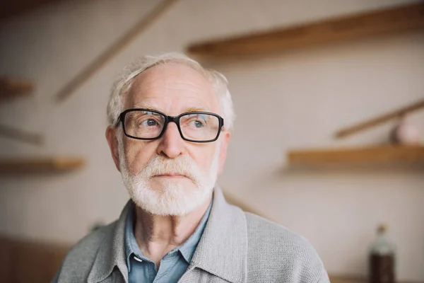 Старший мужчина в очках — стоковое фото