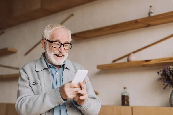 Usando smartphone — Fotografia de Stock