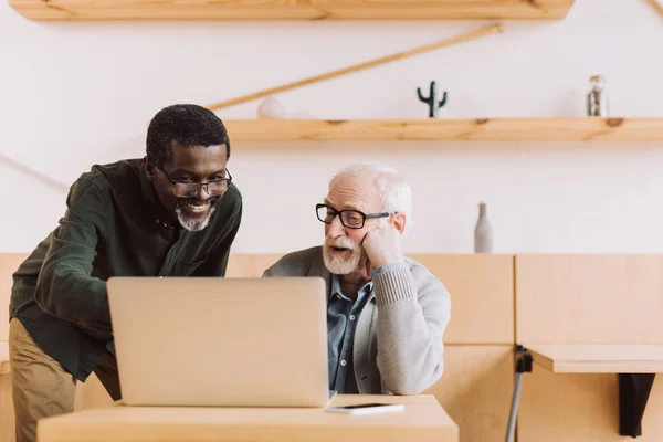 Homens seniores usando laptop — Fotografia de Stock