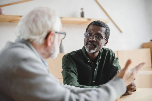 Amis aînés ayant des discussions — Photo de stock