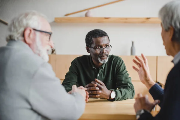 Senior friends sharing stories — Stock Photo