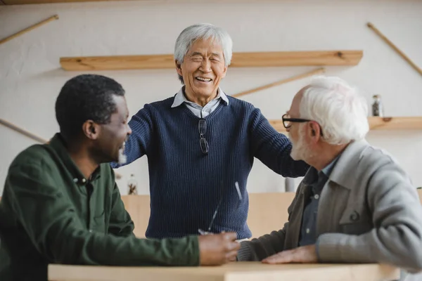 Réunion d'amis seniors au café — Photo de stock