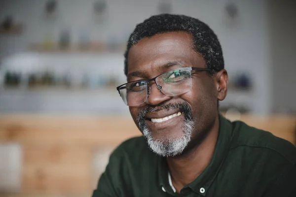 Mature homme afro-américain dans le bar — Photo de stock