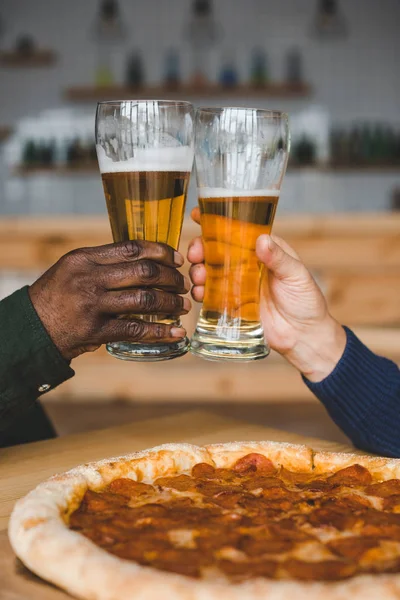 Amigos clinking copos de cerveja — Fotografia de Stock