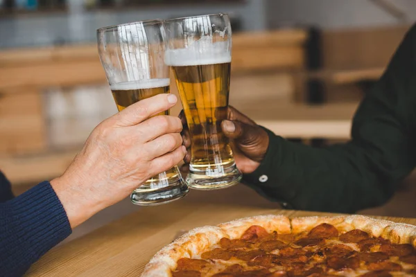 Amigos clinking copos de cerveja — Fotografia de Stock