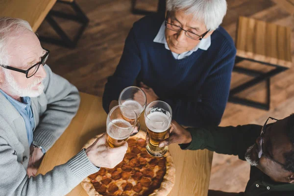 Seniorenkollegen klirren mit Biergläsern — Stockfoto