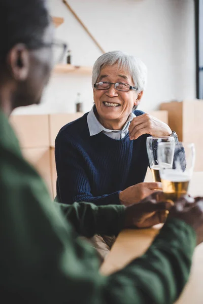 Senior friends drinking beer — Stock Photo