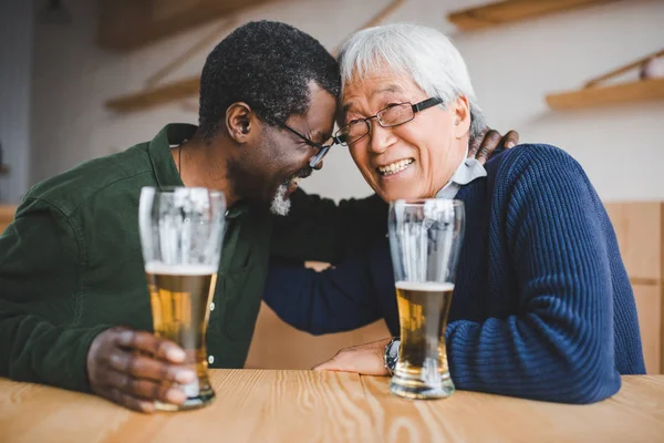 Ältere Freunde — Stockfoto