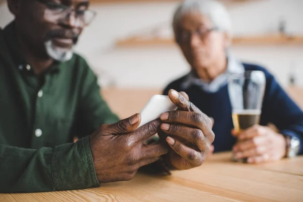 Mann benutzt Smartphone — Stockfoto