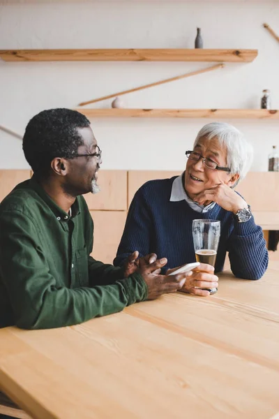 Senior friends sitting at bar — Stock Photo