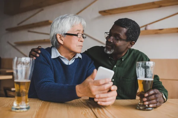 Amici anziani che bevono birra — Foto stock