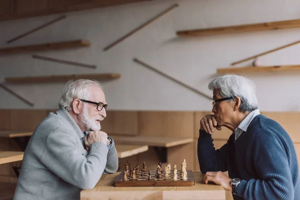 Hombres mayores jugando ajedrez - foto de stock