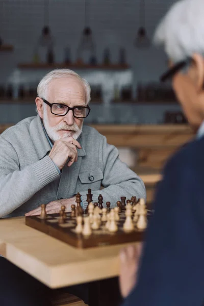 Hombres mayores jugando ajedrez - foto de stock