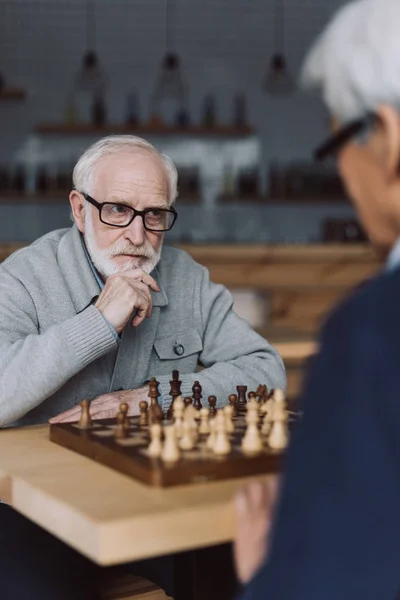 Homens seniores jogando xadrez — Fotografia de Stock