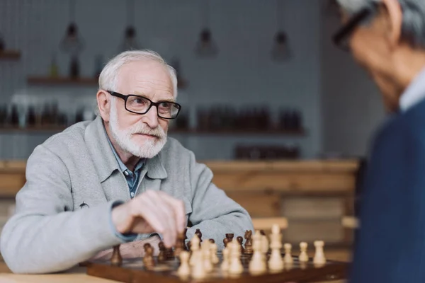 Homens seniores jogando xadrez — Fotografia de Stock