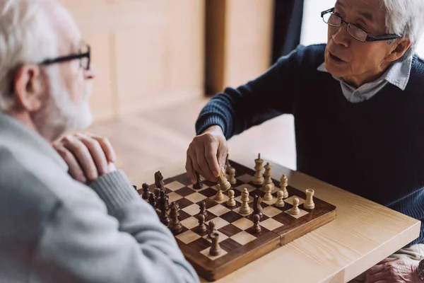 Старші чоловіки грають у шахи — стокове фото