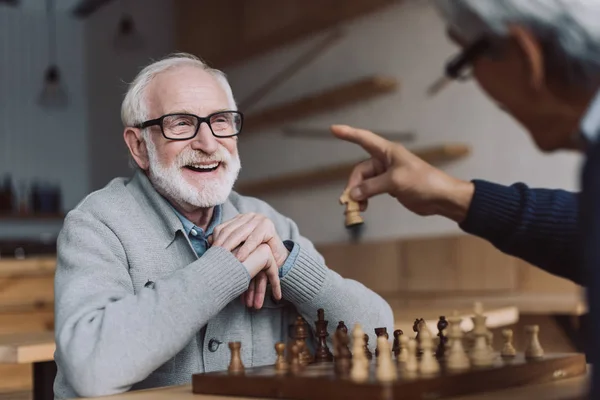 Homens seniores jogando xadrez — Fotografia de Stock