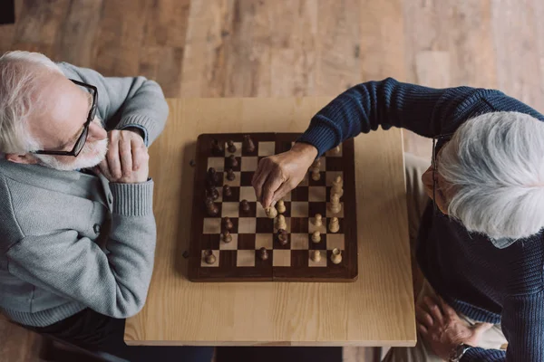 Senior men playing chess — Stock Photo