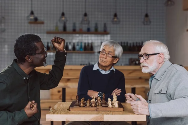 Amici anziani che giocano a scacchi — Foto stock