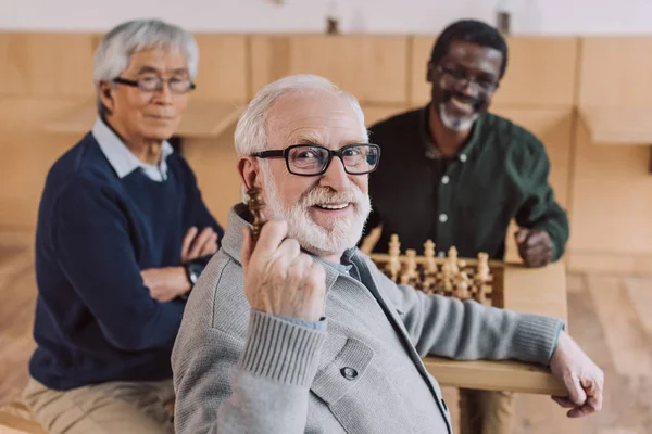 Amis seniors jouant aux échecs — Photo de stock