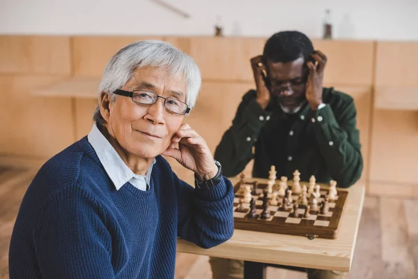 Азіатський чоловік грає в шахи — стокове фото