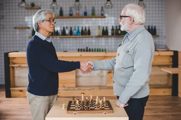 Homens seniores jogando xadrez — Fotografia de Stock