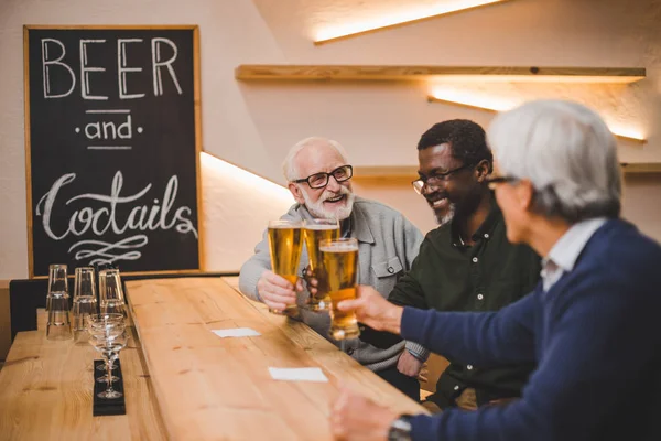 Amici anziani che bevono birra insieme — Foto stock