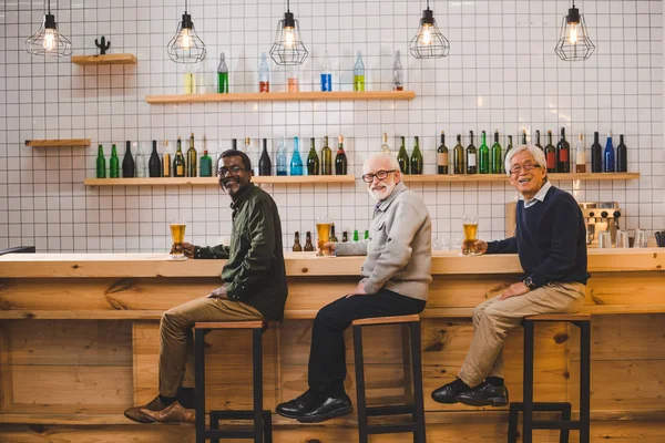 Senioren trinken gemeinsam Bier — Stockfoto
