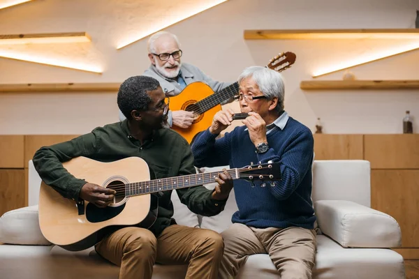 Amici anziani che suonano musica — Foto stock