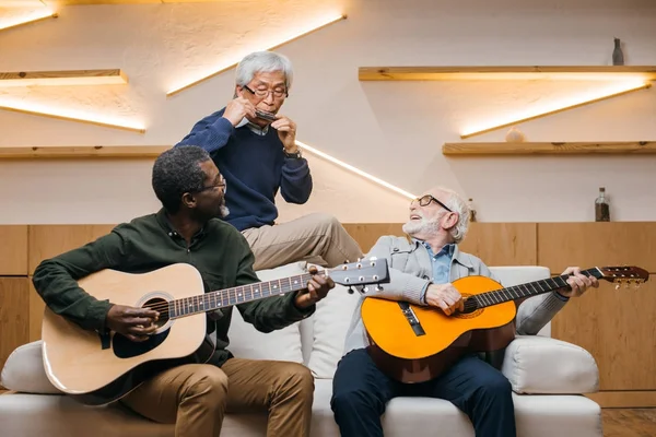 Amis aînés jouant de la musique — Photo de stock