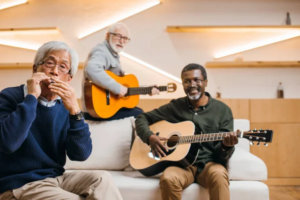 Amis aînés jouant de la musique — Photo de stock