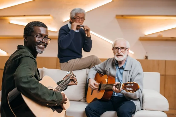 Amici anziani che suonano musica — Foto stock
