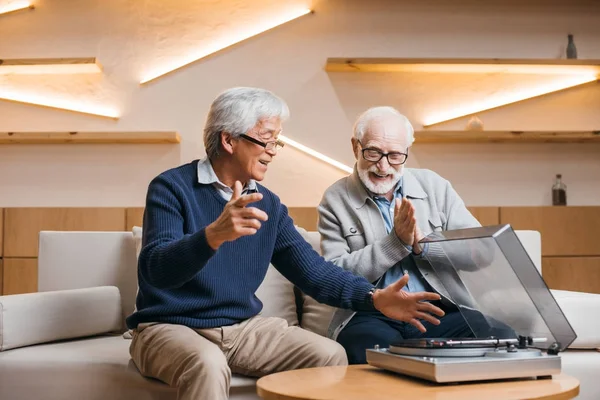 Amis seniors écoute disque vinyle — Photo de stock