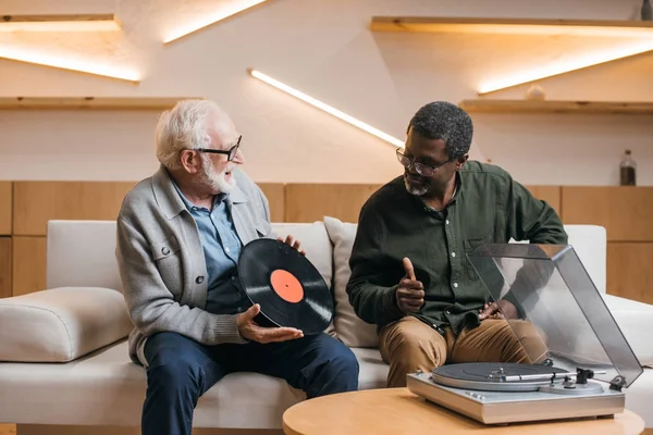 Senior friends with vinyl record — Stock Photo