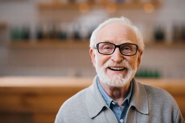 Heureux homme âgé — Photo de stock