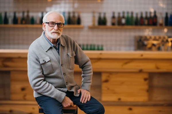 Uomo anziano al bar — Foto stock