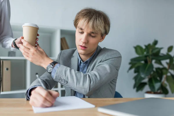 Mujer dando café a colega — Stock Photo