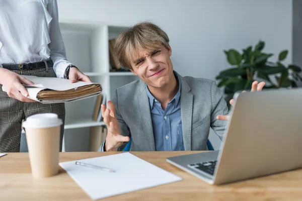 Surprised businessman sitting at laptop — Stock Photo