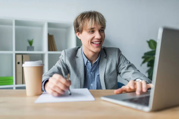 Усміхнений бізнесмен працює на ноутбуці — стокове фото