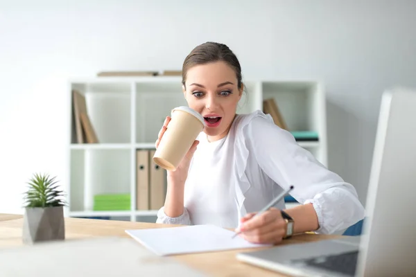 Shocked businesswoman — Stock Photo