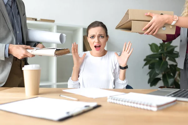 Donna urlando a causa di un sacco di lavoro — Foto stock