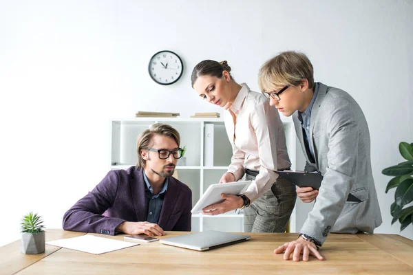 Frau zeigt etwas auf Laptop — Stockfoto