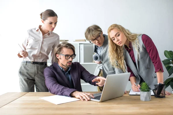 Homme pointant sur quelque chose à l'ordinateur portable — Photo de stock