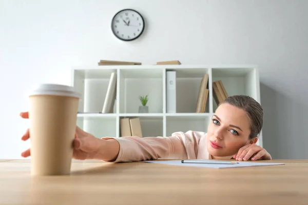 Femme d'affaires prenant du café dans une tasse en papier — Photo de stock