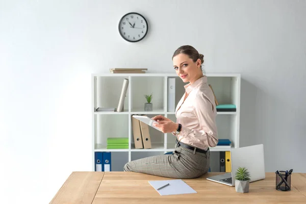 Femme d'affaires tenant le comprimé — Photo de stock