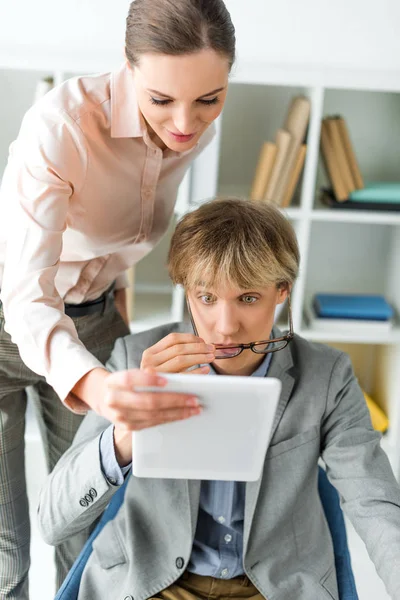 Business oman mostrando algo no tablet — Fotografia de Stock