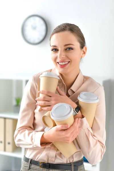Donna sorridente con tazze di caffè — Foto stock
