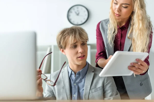 Frau zeigt etwas auf Tablet — Stockfoto